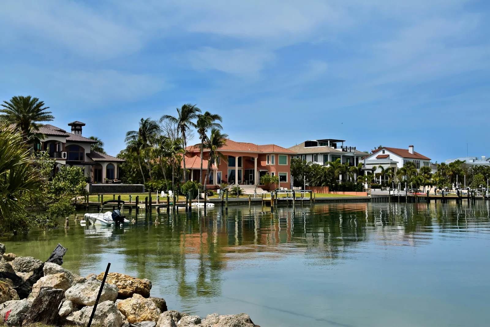 Barrio residencial frente al agua en Florida — perspectiva del propietario en el extranjero